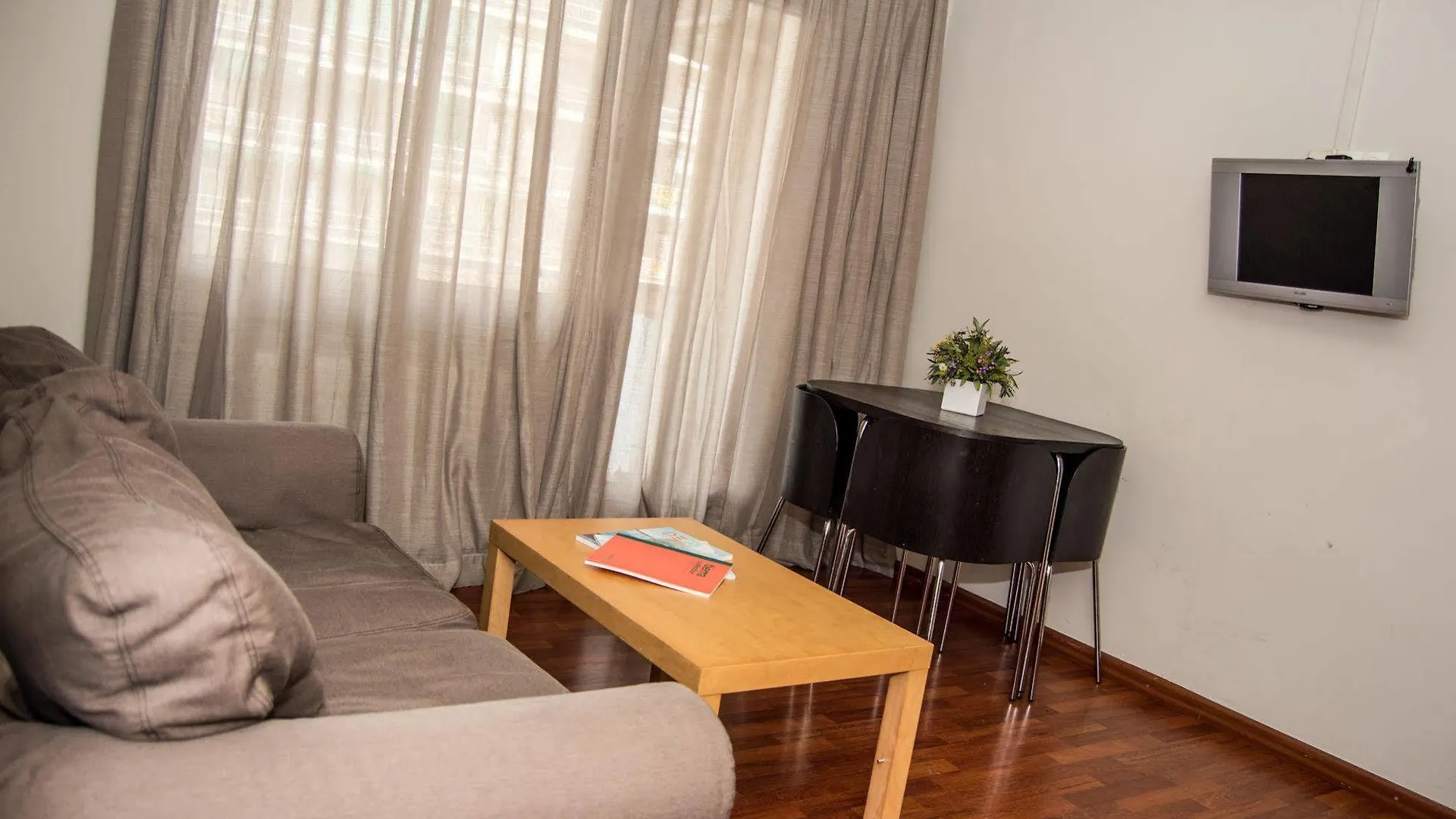 Madanis Apartamentos L'Hospitalet de Llobregat 0*,